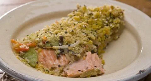 recipe image Lombos de salmão com legumes orientais e crumble de broa