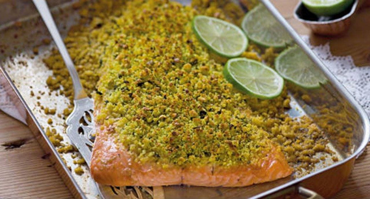 recipe image Lombo de salmão marinado com crosta de broa e ervas aromáticas