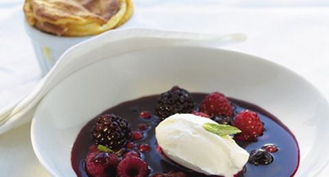 recipe image Sopa de frutos vermelhos com soufflés e nata fresca