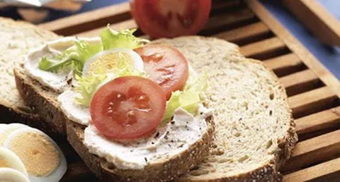 recipe image Fatias de Pão com Pasta de Queijo e Salmão