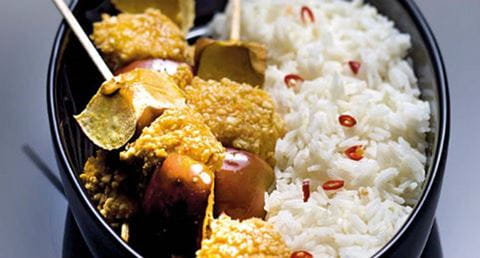 recipe image Espetadinhas picantes de frango em crosta de amendoim