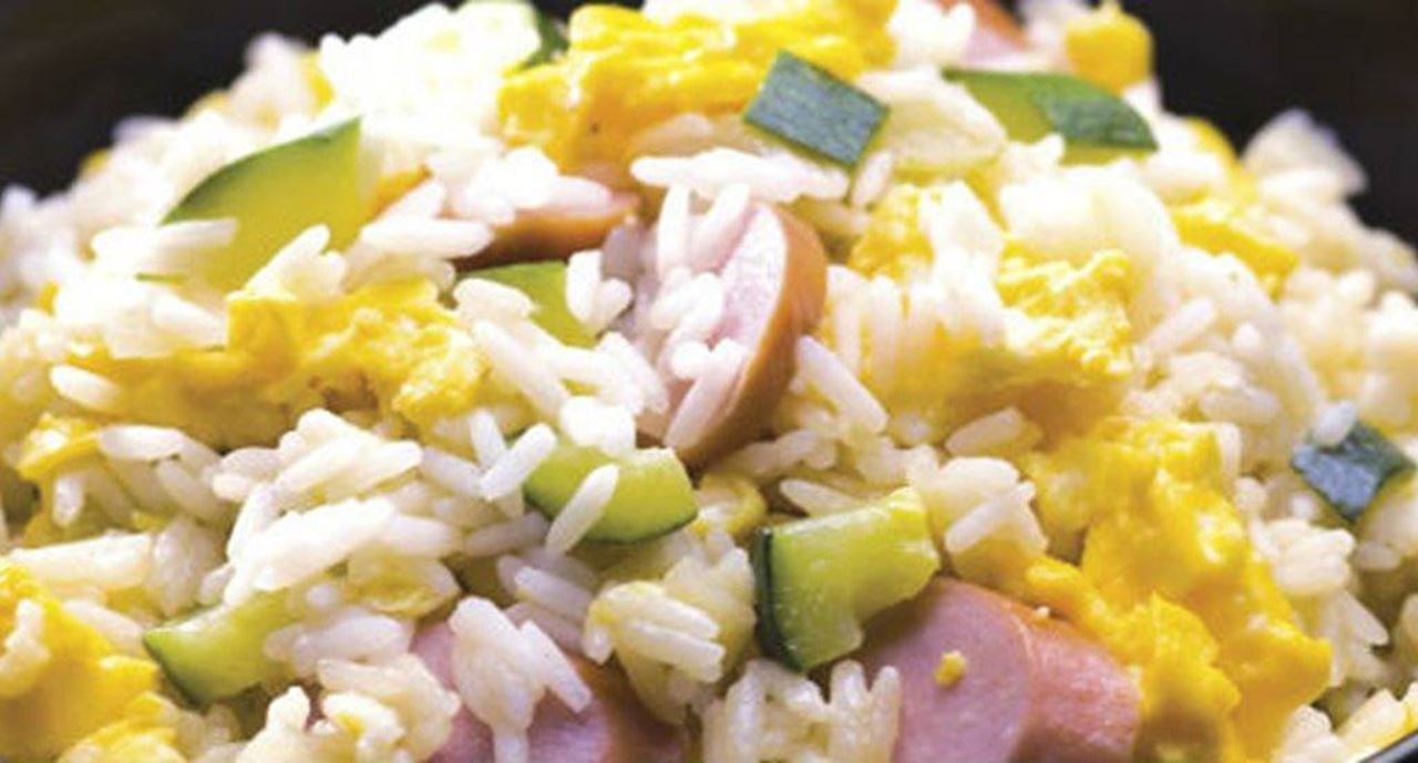 recipe image Arroz de salsichas e courgette com ovo mexido