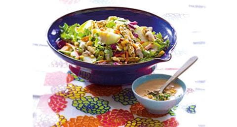 recipe image Salada colorida com frango crocante e molho de iogurte e alho
