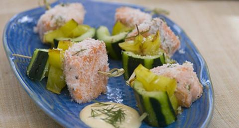 recipe image Espetadas exóticas de salmão e pepino com maionese aromática