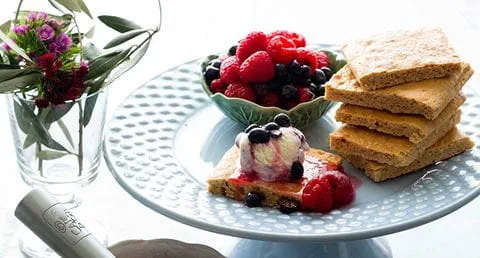 recipe image Cookie gigante com frutos vermelhos marinados e gelado