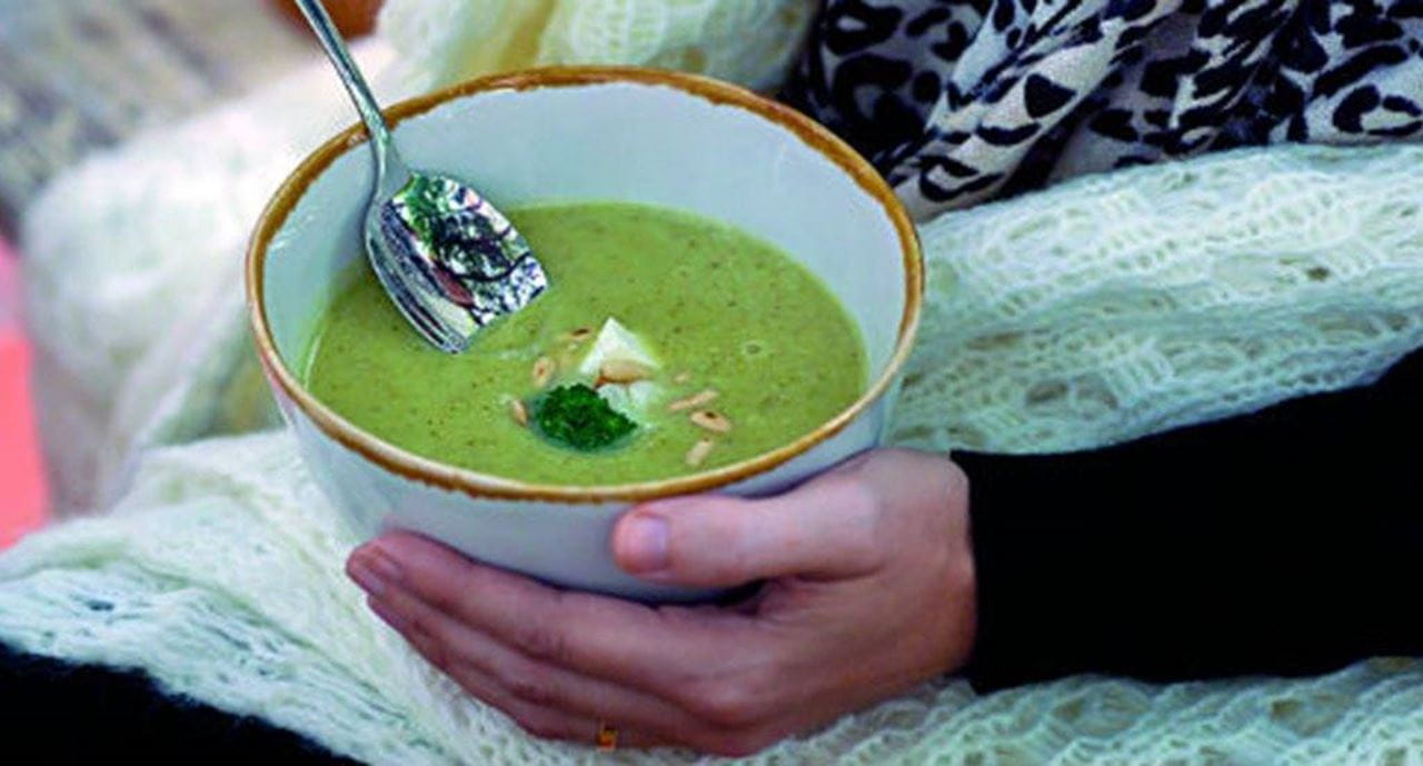 recipe image Creme de brócolos e couve-flor com pinhões tostados