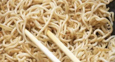 recipe image Bifinhos no wok com cogumelos e noodles frescos