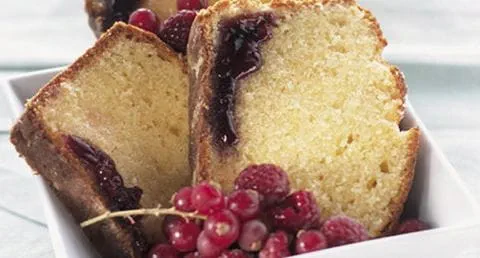 recipe image Bolo de Iogurte com Frutos Vermelhos
