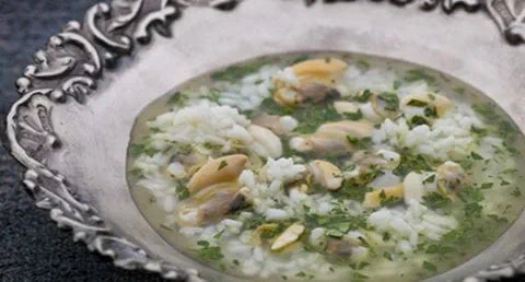 recipe image Caldo de amêijoas com arroz e coentros