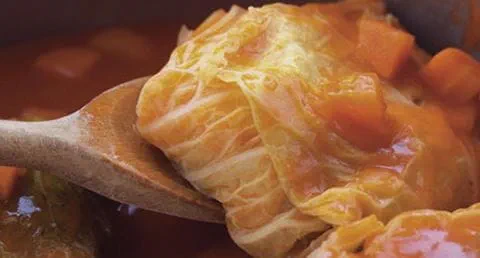 recipe image Trouxas de Lombarda com Recheio de Salsichas e Castanhas