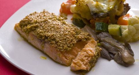 recipe image Lombos de salmão em crosta de azeitona e amendoim com legumes assados