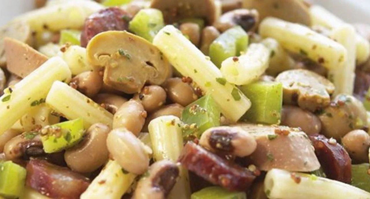 recipe image Salada de salsichas com feijão frade e massa