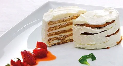 recipe image Creme de mascarpone e bolacha com morangos marinados em vinho do Porto e poejos