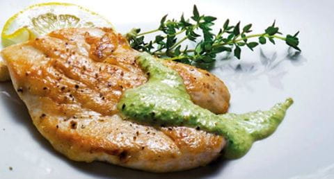 recipe image Peitos de frango com molho de limão e nozes