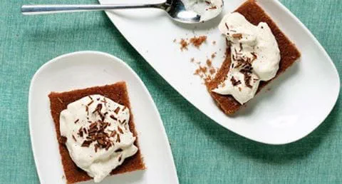 recipe image Fatias de chocolate com creme de banana e raspas de chocolate