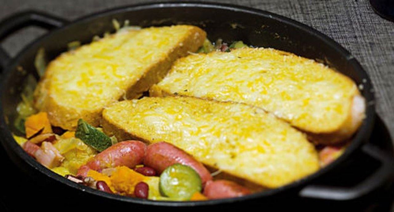 recipe image Jardineira gratinada de salsichas com feijão encarnado e legumes