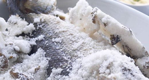 recipe image Robalo em crosta de sal aromático com molho de coentros