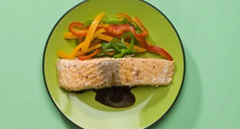 recipe image Tranche de salmão com vermicelli frita e juliana de pimentos