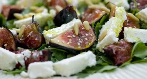 recipe image Salada de rúcula com figos pretos e ricotta