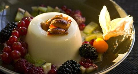 recipe image Sopa de frutos de Outono com pudins de leite e nougat