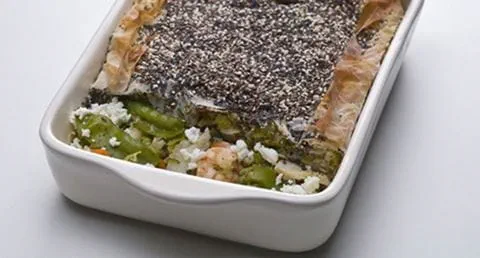 recipe image Pie de bacalhau e camarão com legumes em massa filo