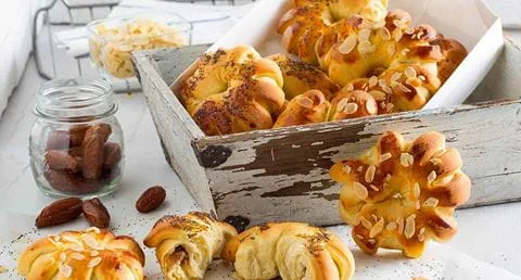 recipe image Coroas de amêndoa com recheios de tamâras