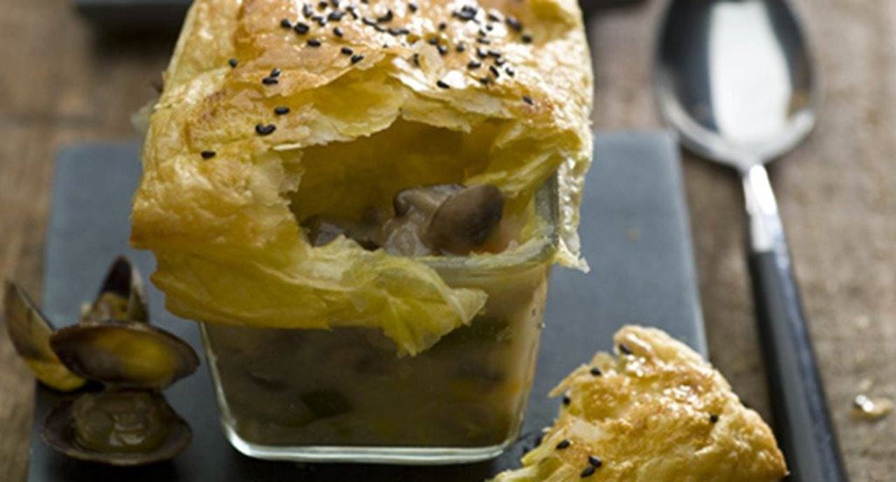 recipe image Sopa folhada de cogumelos com amêijoas