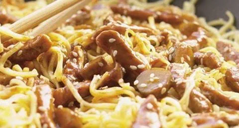 recipe image Tiras de porco picantes com noodles