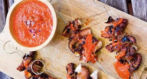 recipe image Espetadas de polvo com molho de pimentos vermelhos