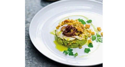 recipe image Lascas de bacalhau sobre puré de ervilhas com crosta de broa e azeitona