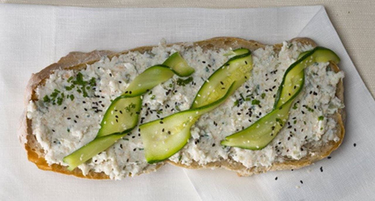 recipe image Sanduíches abertas  com pasta de requeijão e surimi