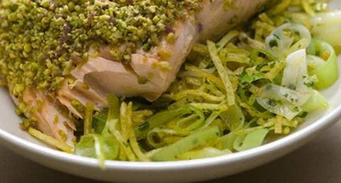 recipe image Salmão em crosta de pistácios e bacon com brás de alho francês