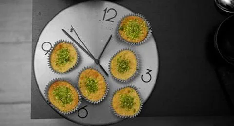 recipe image Queijinhos de chocolate branco com sultanas douradas