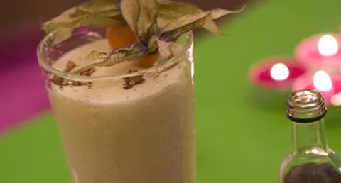 recipe image Mousse de gengibre sobre telha de amêndoa e shot de ginjinha