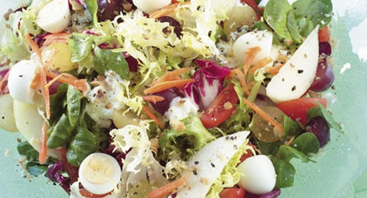 recipe image Salada com Molho de Queijo e Nozes