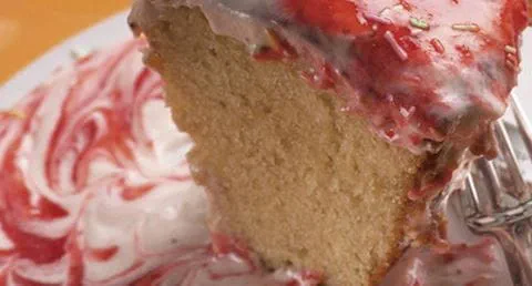 recipe image Bolo de Iogurte com Drageias Coloridas