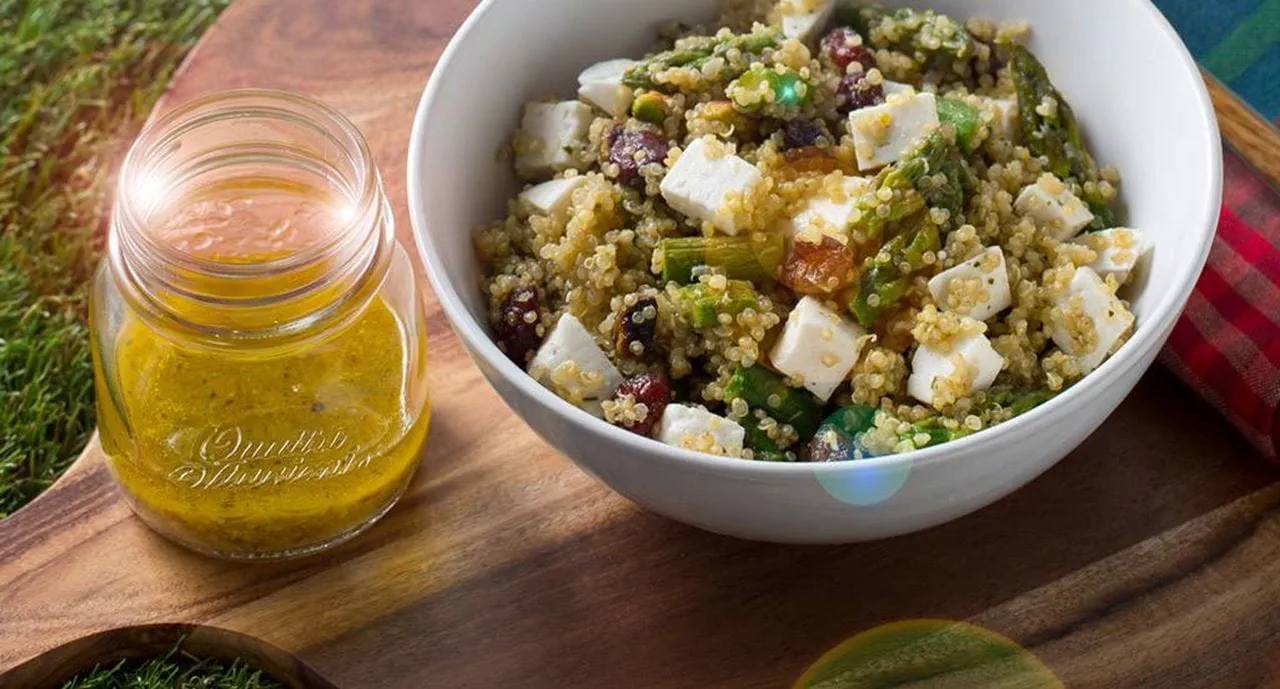 recipe image Salada de quinoa, espargos e queijo feta com vinagreta de mel