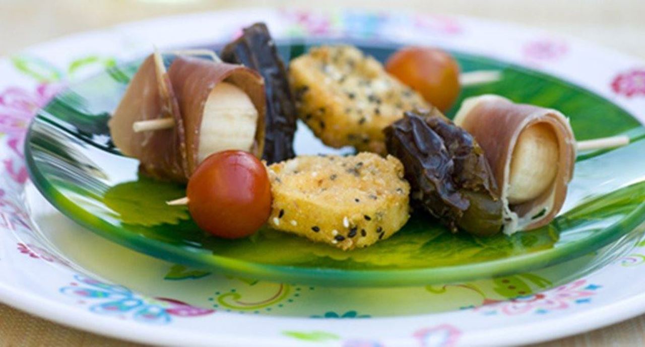 recipe image Espetos de chèvre com tâmaras, banana e presunto