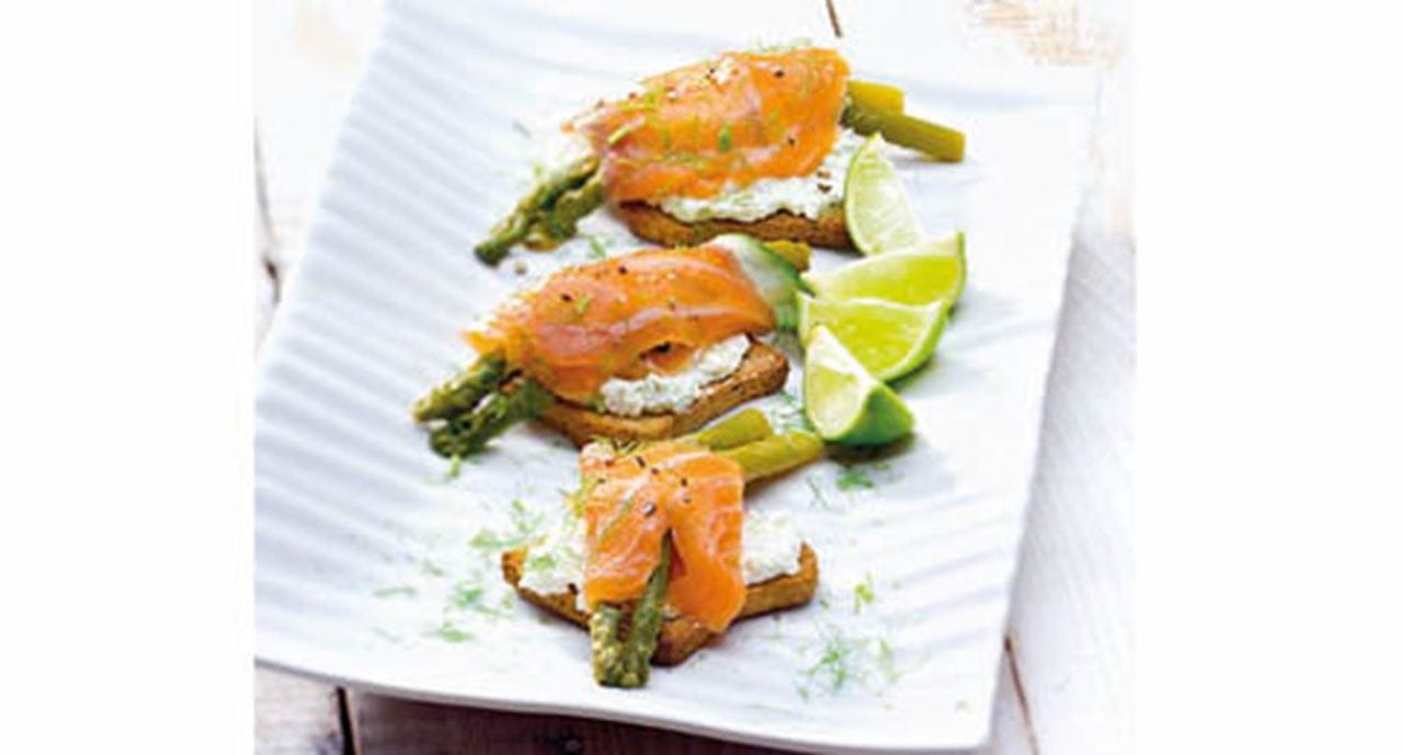 recipe image Rolinhos de salmão e espargos sobre pasta de requeijão