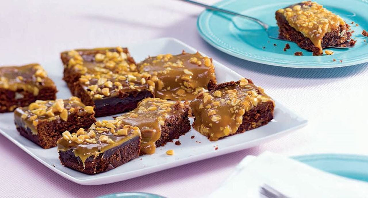 recipe image Brownies com amendoim e cobertura de toffee