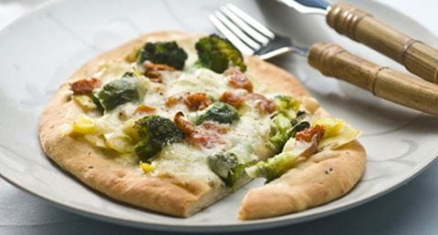 recipe image Pão naan com brócolos e mozzarella