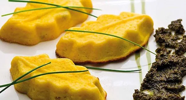 recipe image Pudins de queijo fresco de cabra com molho de azeitonas