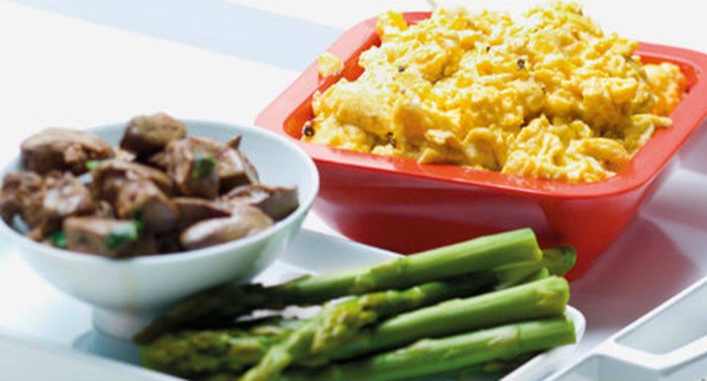 recipe image Ovos mexidos com fígados de frango e espargos