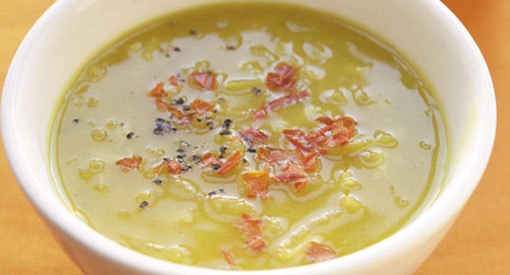recipe image Caldo aromático de caril com cubos de queijo