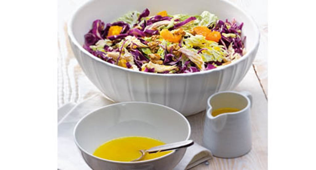 recipe image Salada agridoce de 2 couves com frango e clementinas