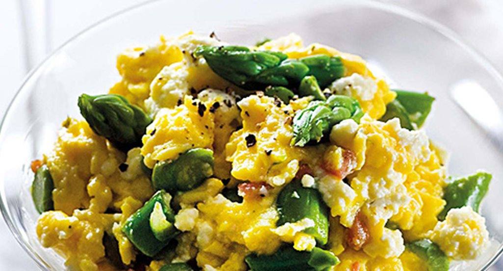 recipe image Bolachas de araruta com mexidos de requeijão e espargos