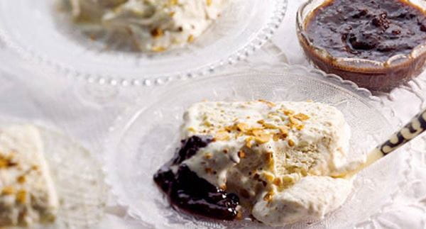 recipe image Parfait de amêndoa com molho de ameixa preta