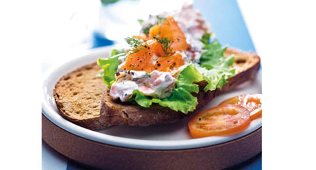 recipe image Salada de salmão fumado sobre tostas de centeio
