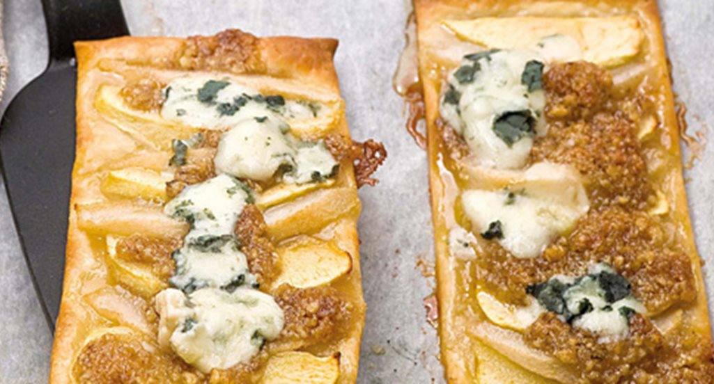 recipe image Tatins de pêra e maçã com queijo azul