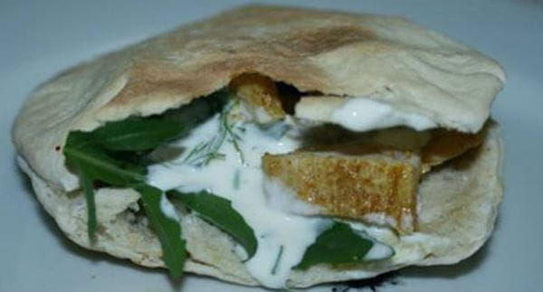 recipe image Pão Pita com Tirinhas de Porco e Rúcula & Molho de Iogurte